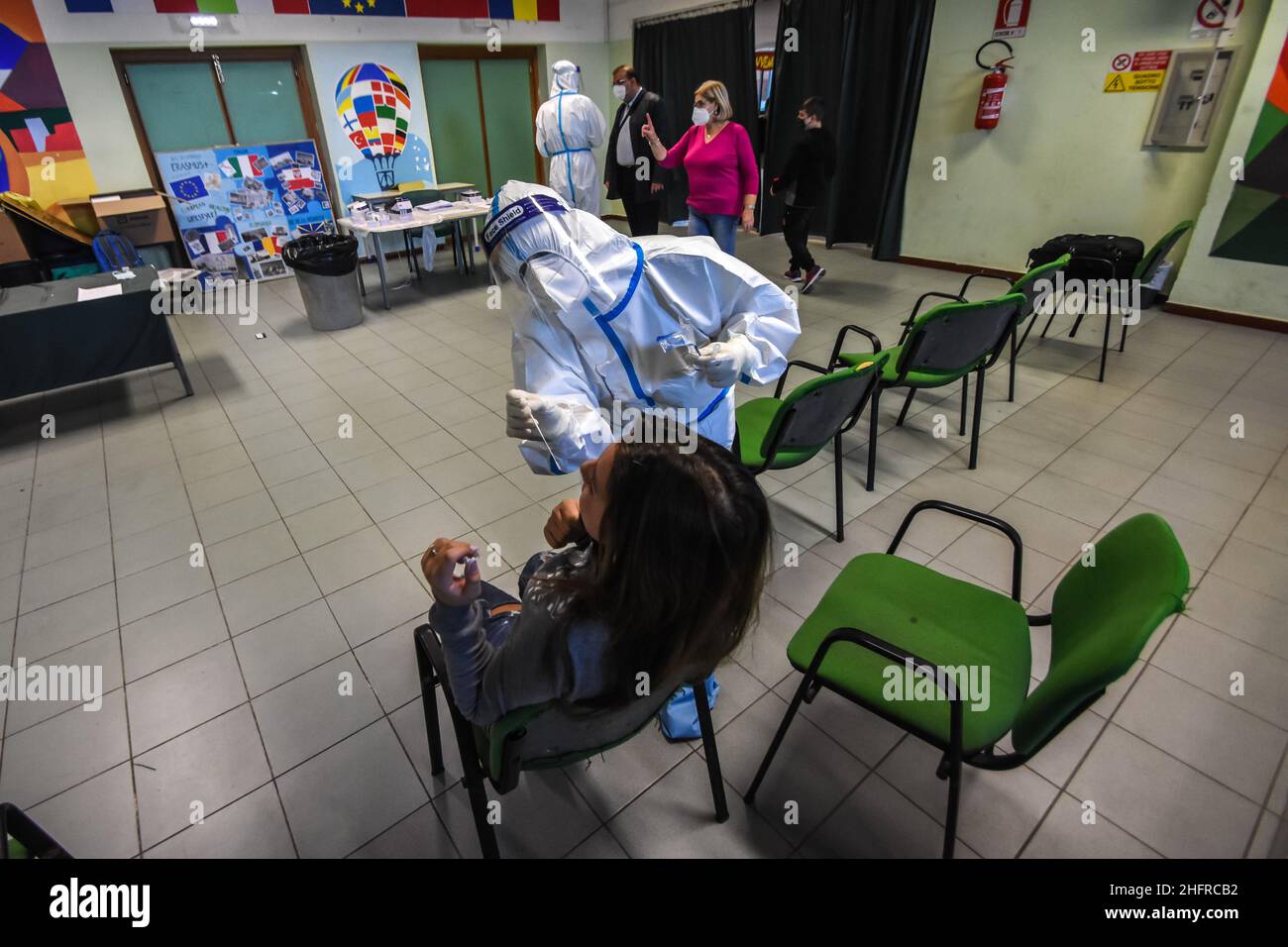Foto Francesco Militello Mirto/LaPresse19-11-2020 Palerme, ItaliaCronacal'ASP di Palermo effettua i tamponi nelle scuole elementari e mediate di Palermo, dopo l'impennata del contagio da Covid-19 nel capoluogo siciliano.Nella foto: la campagna di controlo e prevenzione del contagio nelle scuole elementari e mediaphoto Francesco Militello Mirto/LaPresseNovember 19, 2020 Palerme, ItalyNewsCoronavirus, dépistage de masse dans les écoles de Palerme Banque D'Images