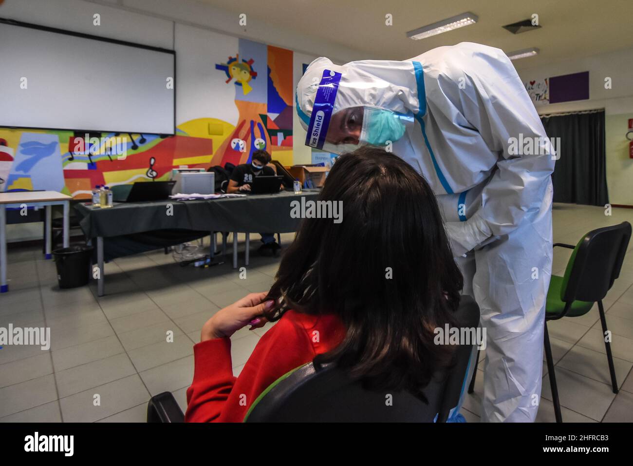 Foto Francesco Militello Mirto/LaPresse19-11-2020 Palerme, ItaliaCronacal'ASP di Palermo effettua i tamponi nelle scuole elementari e mediate di Palermo, dopo l'impennata del contagio da Covid-19 nel capoluogo siciliano.Nella foto: la campagna di controlo e prevenzione del contagio nelle scuole elementari e mediaphoto Francesco Militello Mirto/LaPresseNovember 19, 2020 Palerme, ItalyNewsCoronavirus, dépistage de masse dans les écoles de Palerme Banque D'Images