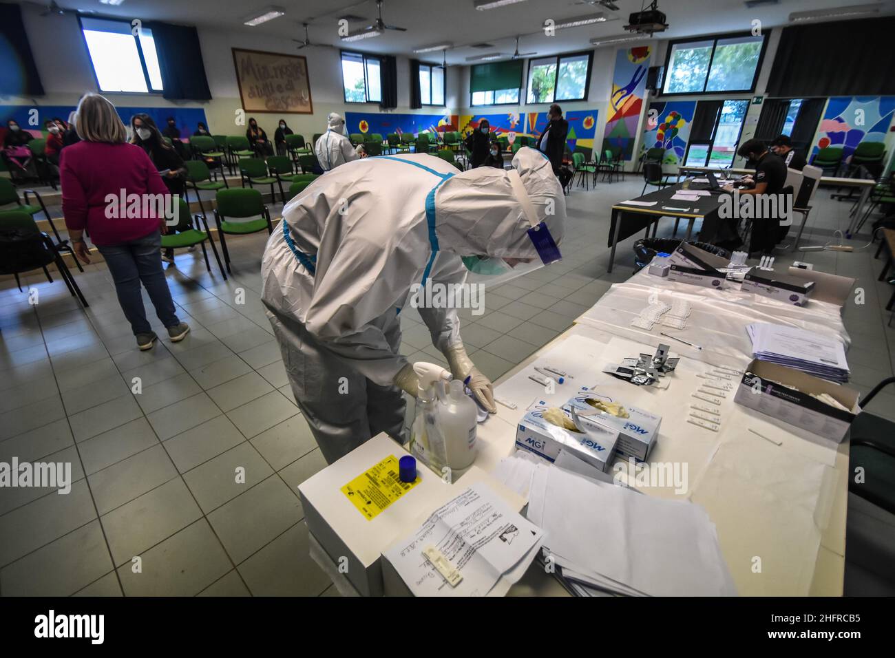 Foto Francesco Militello Mirto/LaPresse19-11-2020 Palerme, ItaliaCronacal'ASP di Palermo effettua i tamponi nelle scuole elementari e mediate di Palermo, dopo l'impennata del contagio da Covid-19 nel capoluogo siciliano.Nella foto: la campagna di controlo e prevenzione del contagio nelle scuole elementari e mediaphoto Francesco Militello Mirto/LaPresseNovember 19, 2020 Palerme, ItalyNewsCoronavirus, dépistage de masse dans les écoles de Palerme Banque D'Images
