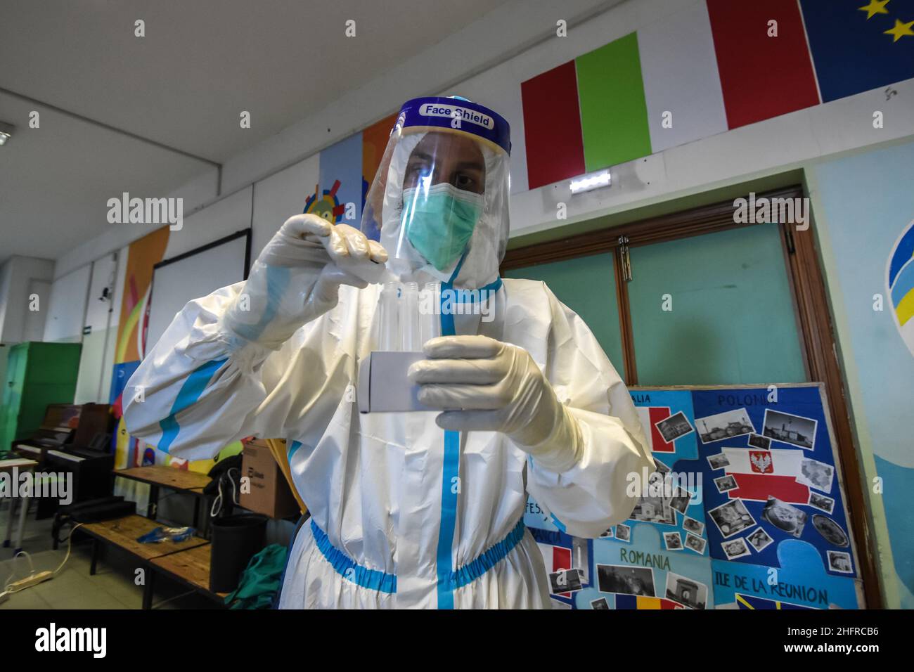 Foto Francesco Militello Mirto/LaPresse19-11-2020 Palerme, ItaliaCronacal'ASP di Palermo effettua i tamponi nelle scuole elementari e mediate di Palermo, dopo l'impennata del contagio da Covid-19 nel capoluogo siciliano.Nella foto: la campagna di controlo e prevenzione del contagio nelle scuole elementari e mediaphoto Francesco Militello Mirto/LaPresseNovember 19, 2020 Palerme, ItalyNewsCoronavirus, dépistage de masse dans les écoles de Palerme Banque D'Images