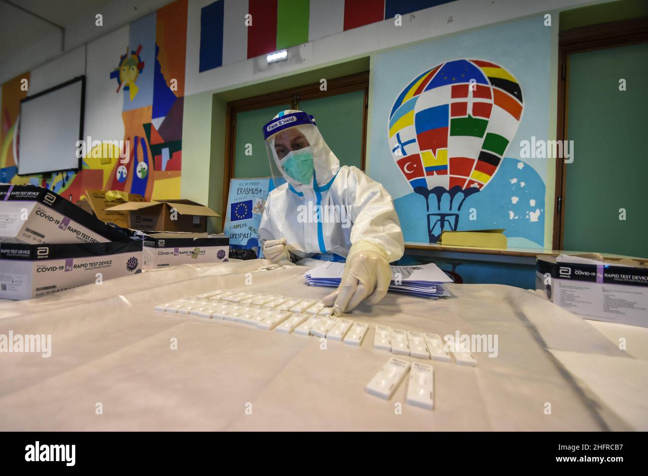 Foto Francesco Militello Mirto/LaPresse19-11-2020 Palerme, ItaliaCronacal'ASP di Palermo effettua i tamponi nelle scuole elementari e mediate di Palermo, dopo l'impennata del contagio da Covid-19 nel capoluogo siciliano.Nella foto: la campagna di controlo e prevenzione del contagio nelle scuole elementari e mediaphoto Francesco Militello Mirto/LaPresseNovember 19, 2020 Palerme, ItalyNewsCoronavirus, dépistage de masse dans les écoles de Palerme Banque D'Images