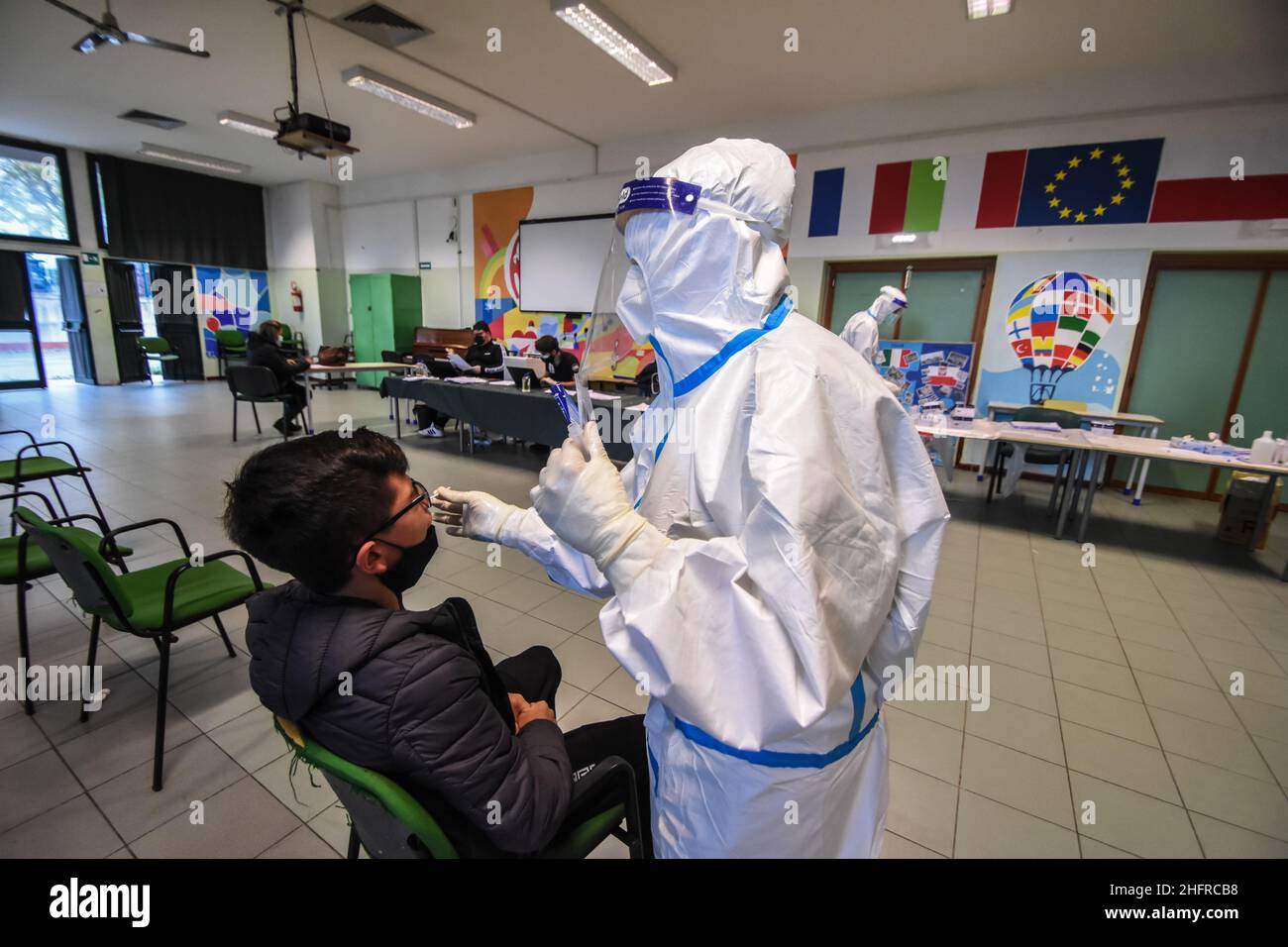 Foto Francesco Militello Mirto/LaPresse19-11-2020 Palerme, ItaliaCronacal'ASP di Palermo effettua i tamponi nelle scuole elementari e mediate di Palermo, dopo l'impennata del contagio da Covid-19 nel capoluogo siciliano.Nella foto: la campagna di controlo e prevenzione del contagio nelle scuole elementari e mediaphoto Francesco Militello Mirto/LaPresseNovember 19, 2020 Palerme, ItalyNewsCoronavirus, dépistage de masse dans les écoles de Palerme Banque D'Images