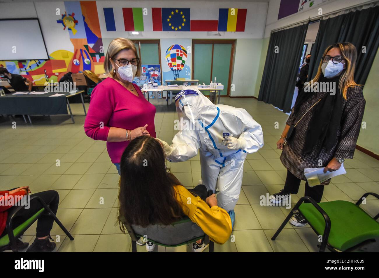 Foto Francesco Militello Mirto/LaPresse19-11-2020 Palerme, ItaliaCronacal'ASP di Palermo effettua i tamponi nelle scuole elementari e mediate di Palermo, dopo l'impennata del contagio da Covid-19 nel capoluogo siciliano.Nella foto: la campagna di controlo e prevenzione del contagio nelle scuole elementari e mediaphoto Francesco Militello Mirto/LaPresseNovember 19, 2020 Palerme, ItalyNewsCoronavirus, dépistage de masse dans les écoles de Palerme Banque D'Images