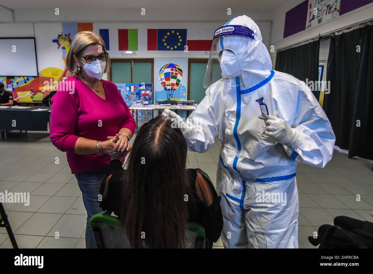 Foto Francesco Militello Mirto/LaPresse19-11-2020 Palerme, ItaliaCronacal'ASP di Palermo effettua i tamponi nelle scuole elementari e mediate di Palermo, dopo l'impennata del contagio da Covid-19 nel capoluogo siciliano.Nella foto: la campagna di controlo e prevenzione del contagio nelle scuole elementari e mediaphoto Francesco Militello Mirto/LaPresseNovember 19, 2020 Palerme, ItalyNewsCoronavirus, dépistage de masse dans les écoles de Palerme Banque D'Images