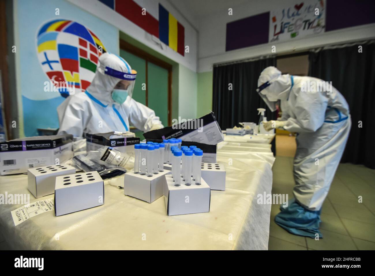 Foto Francesco Militello Mirto/LaPresse19-11-2020 Palerme, ItaliaCronacal'ASP di Palermo effettua i tamponi nelle scuole elementari e mediate di Palermo, dopo l'impennata del contagio da Covid-19 nel capoluogo siciliano.Nella foto: la campagna di controlo e prevenzione del contagio nelle scuole elementari e mediaphoto Francesco Militello Mirto/LaPresseNovember 19, 2020 Palerme, ItalyNewsCoronavirus, dépistage de masse dans les écoles de Palerme Banque D'Images