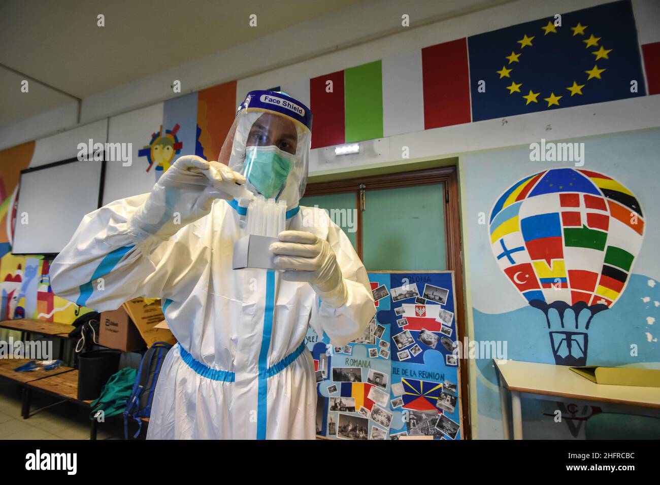 Foto Francesco Militello Mirto/LaPresse19-11-2020 Palerme, ItaliaCronacal'ASP di Palermo effettua i tamponi nelle scuole elementari e mediate di Palermo, dopo l'impennata del contagio da Covid-19 nel capoluogo siciliano.Nella foto: la campagna di controlo e prevenzione del contagio nelle scuole elementari e mediaphoto Francesco Militello Mirto/LaPresseNovember 19, 2020 Palerme, ItalyNewsCoronavirus, dépistage de masse dans les écoles de Palerme Banque D'Images