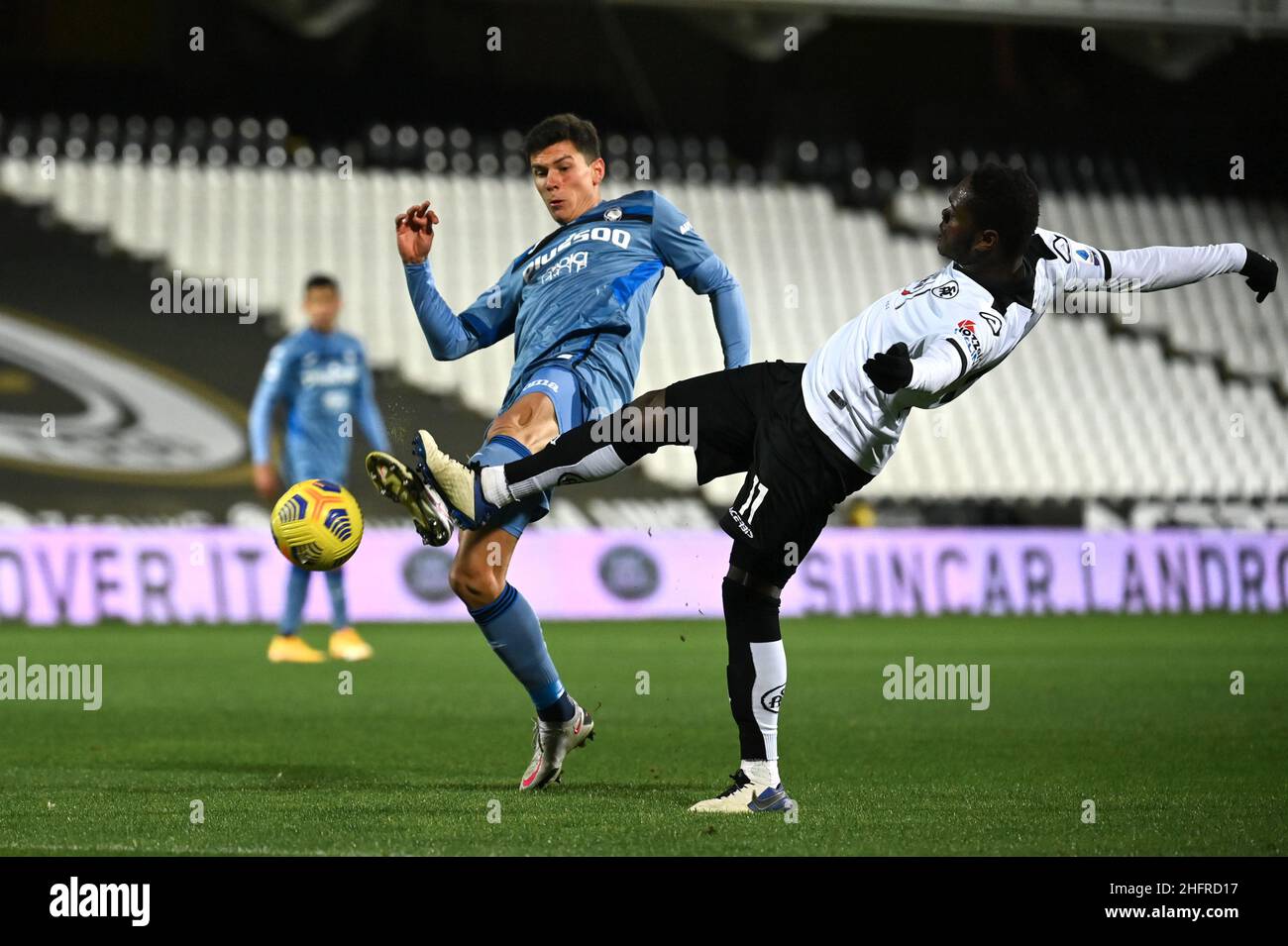 Massimo Paolone/Lapresse 21 novembre 2020 Cesena, Italie football sport Spezia vs Atalanta - Championnat italien de football League A TIM 2020/2021 - Stade Dino Manuzzi dans le pic: Matteo Pessina (Atalanta Bergamasca Calcio) concurrence pour le ballon avec Emmanuel Gyasi (Spezia Calcio) Banque D'Images