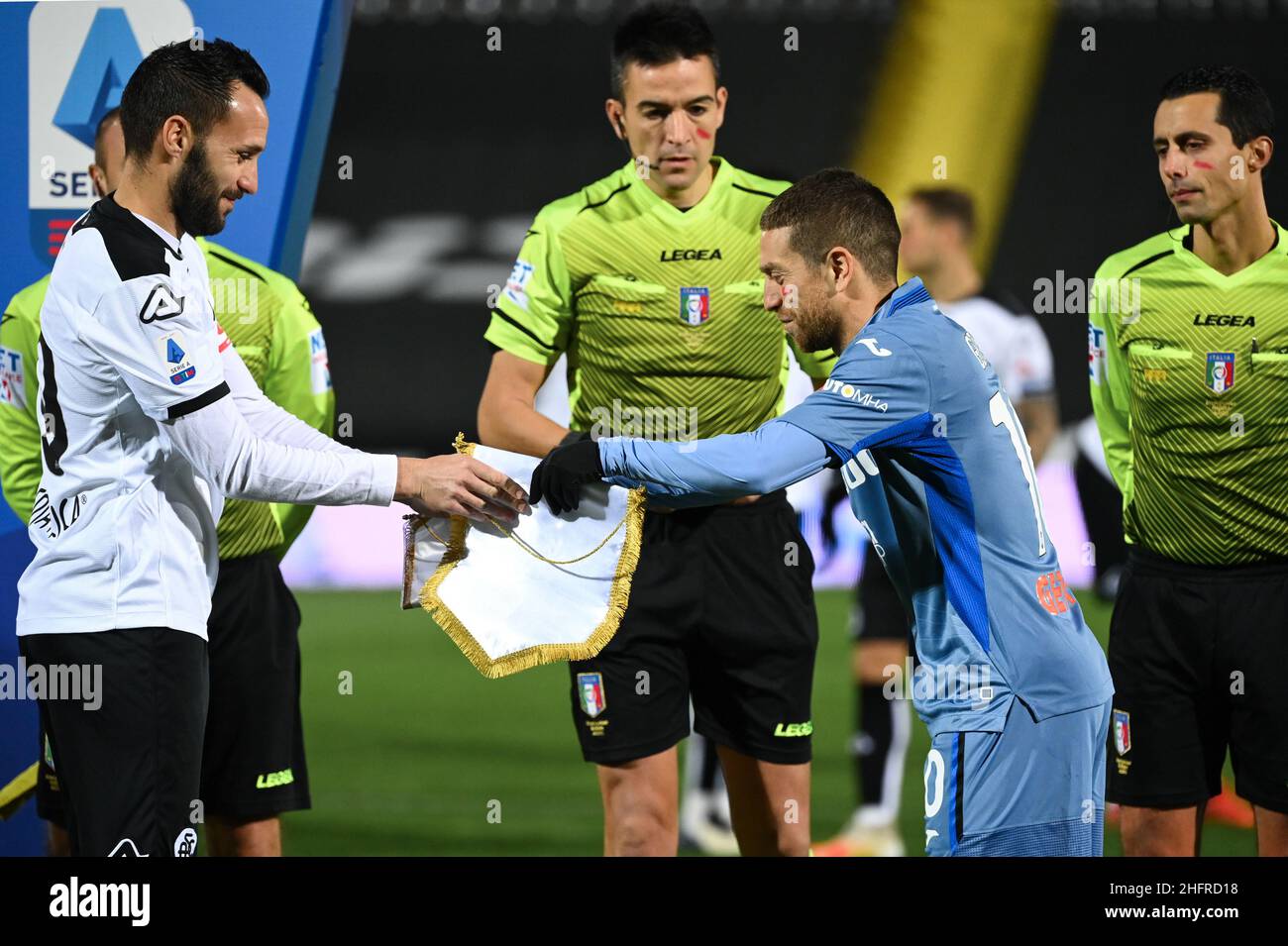 Massimo Paolone/Lapresse 21 novembre 2020 Cesena, Italie football sport Spezia vs Atalanta - Ligue italienne de football A TIM 2020/2021 - Stade Dino Manuzzi dans le pic: Berat Djimsiti (Atalanta Bergamasca Calcio), arbitre Antonio Rapuano et Alejandro Dario Gomez (Atalanta Bergamasca Calcio) Banque D'Images