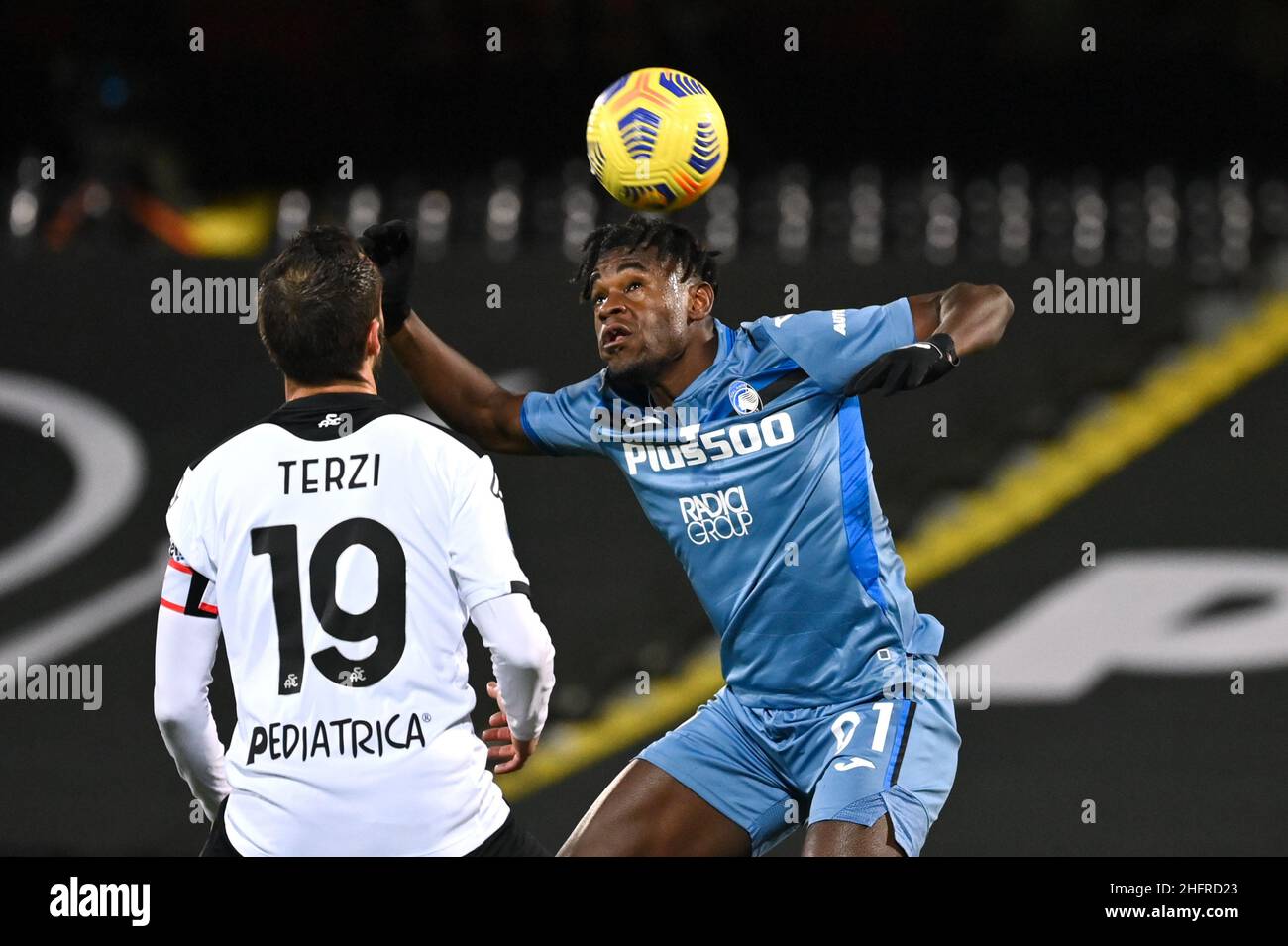 Massimo Paolone/Lapresse 21 novembre 2020 Cesena, Italie football sport Spezia vs Atalanta - Championnat italien de football League A TIM 2020/2021 - Stade Dino Manuzzi dans le pic: Duvan Zapata (Atalanta Bergamasca Calcio) concurrence pour le ballon avec Claudio Terzi (Spezia Calcio) Banque D'Images