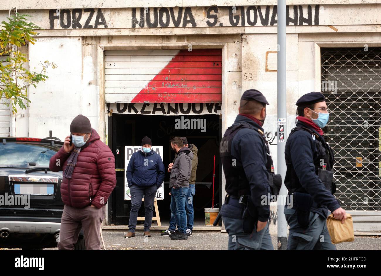 Mauro Scrobogna /Lapresse 25 novembre 2020 et#xA0; Rome, Italie Actualités Forza Nuova Evacuation d'occupation dans la photo: Moments de l'évacuation des locaux occupés par Forza Nuova dans la via Taranto Banque D'Images