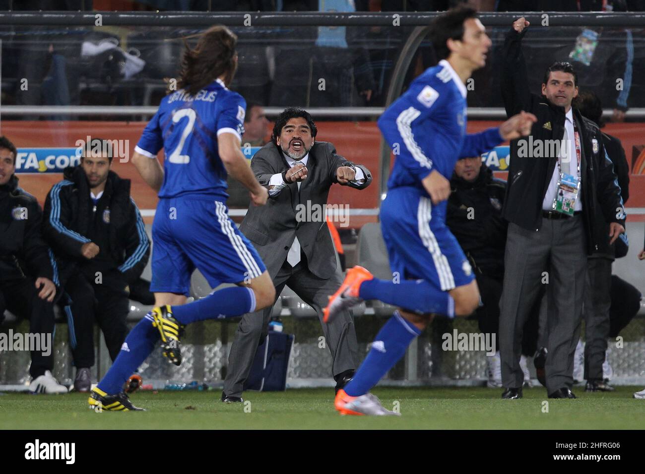 ©Jonathan Moscrop - Lapresse 22 06 2010 Polokwane ( Afrique du Sud ) Sport Calcio Grecia vs Argentine - Mondiali di calcio Sud Africa 2010 Gruppo B - Peter Mokaba Stadium Nella foto:Esultanza di Maradona dopo la rete del 1-0 di Martin Demichelis ©Jonathan Moscrop - Lapresse 22 06 2010 Polokwane ( Afrique du Sud ) Sport Soccer Grèce contre Argentine - FIFA 2010 coupe du monde Afrique du Sud Groupe B - Stade Peter Mokaba dans la photo:Maradona fête après le but de Martin Demichelis a donné à l'Argentine une avance de 1-0 Banque D'Images