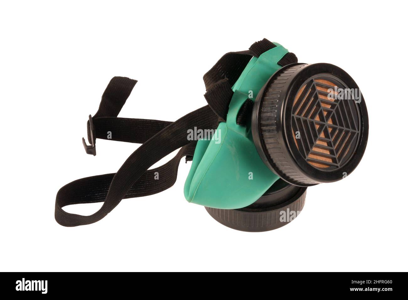 Un masque anti-poussière industriel sale sur fond blanc.Les masques anti-poussière font partie de l'équipement de protection individuelle que les travailleurs portent dans les zones exposées à la poussière. Banque D'Images