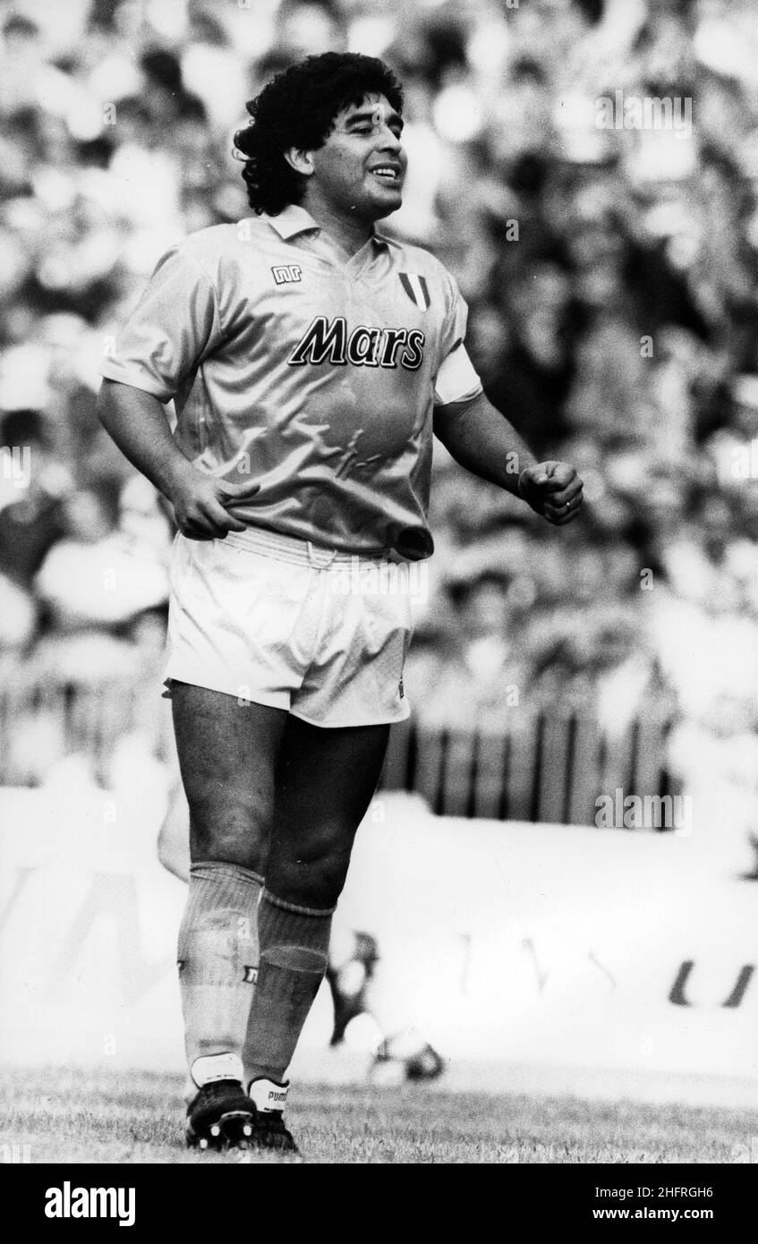 anni '80 archivio storico Diego Armando Maradona (Lanús, 30 ottobre 1960 –  Tigre, 25 novembre 2020) è stato un calciatore, allenatore di calcio e  dirigente sportivo argentino, di ruolo centrompista.È stato il