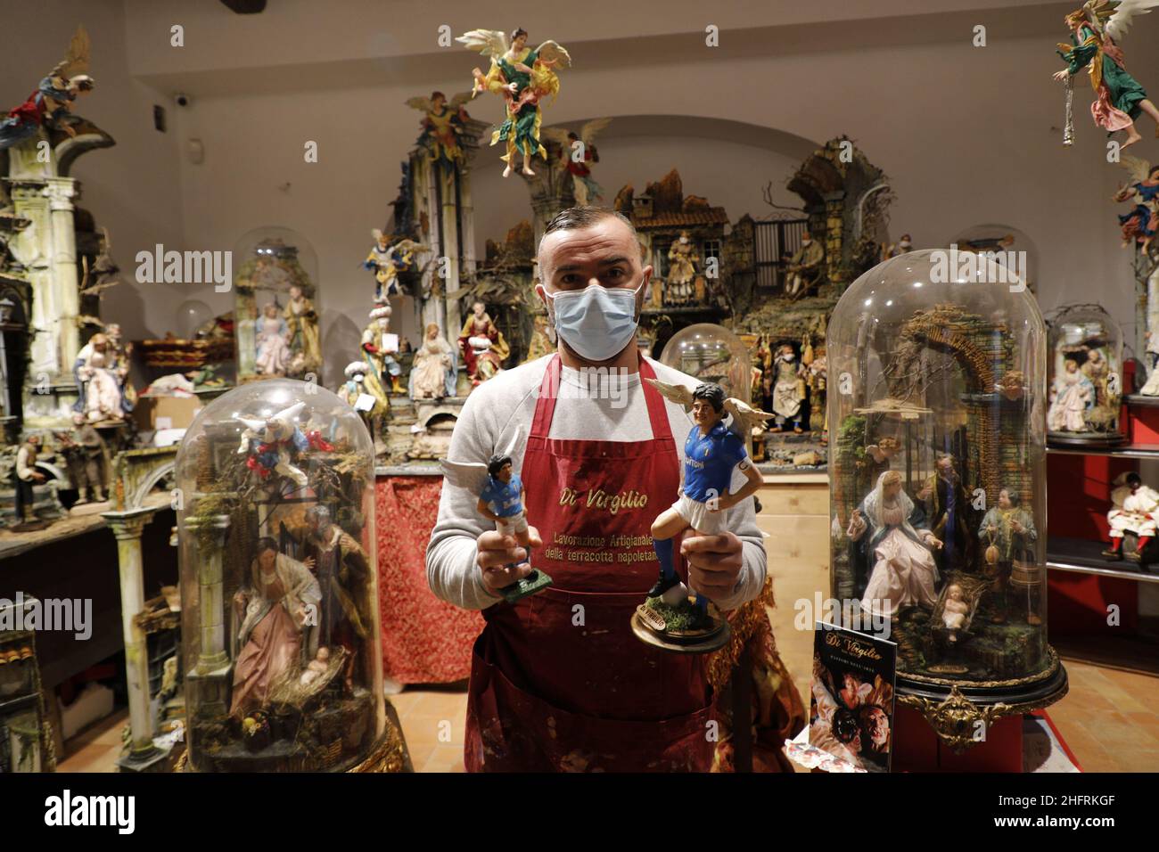 Foto Fabio Sasso/Lapresse 30/11/2020 Napoli - ItaliaCronacaNapoli (San Gregorio Armeno), statuette en terre cuite per il presepe di Maradona e Presidente USA Biden del Maestro Gennaro Di VirgilioNella foto:la statuetta di Diego Armando MaradonaPhoto Fabio Sasso/LaPresse30/11/2020 Naples - ItalieNewsNaples, figurines en terre cuite pour la crèche de Maradona et le président des États-Unis Biden par Maestro Gennaro Di VirgilioIn la photo: Diego Armando Maradona Banque D'Images