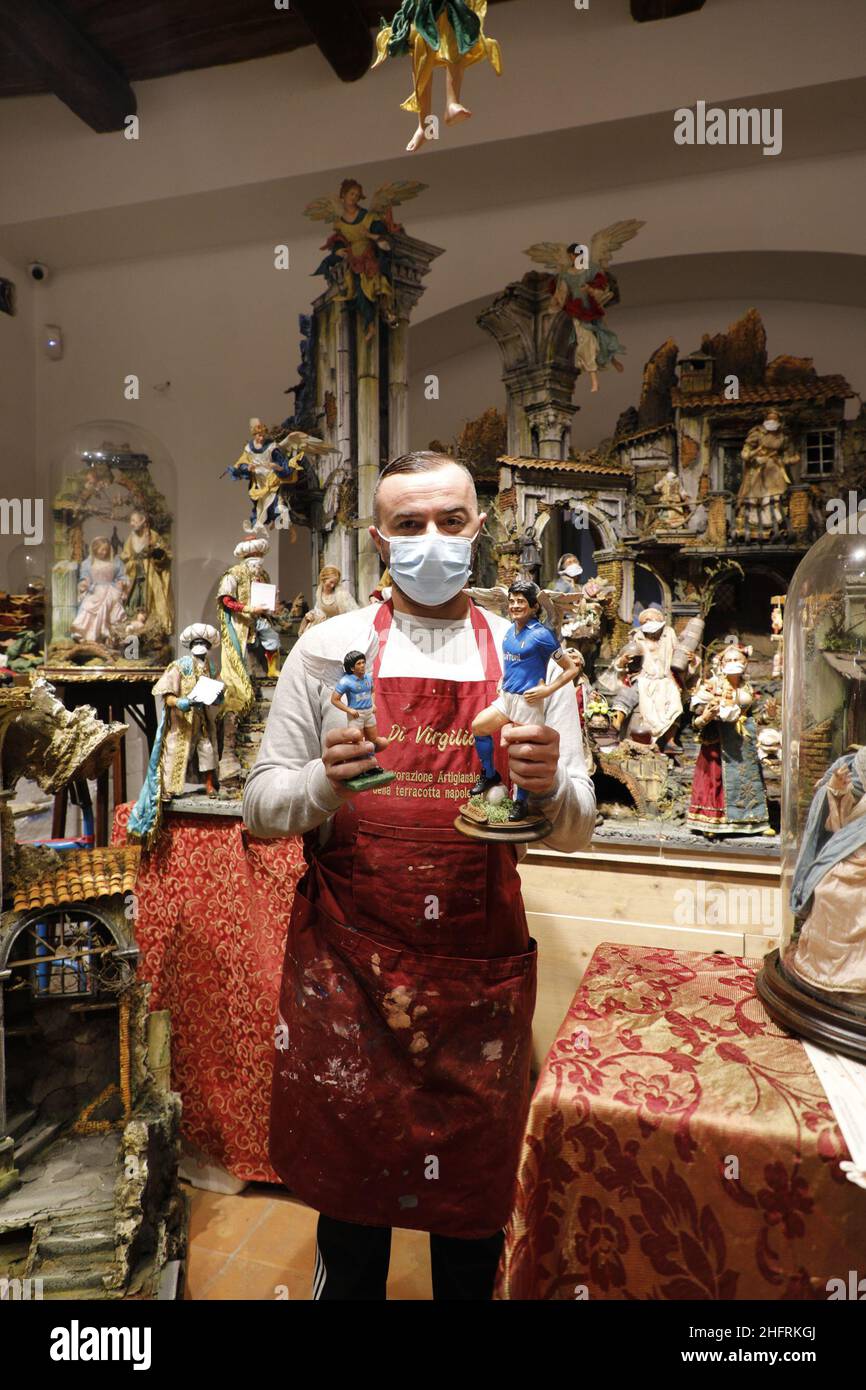 Foto Fabio Sasso/Lapresse 30/11/2020 Napoli - ItaliaCronacaNapoli (San Gregorio Armeno), statuette en terre cuite per il presepe di Maradona e Presidente USA Biden del Maestro Gennaro Di VirgilioNella foto:la statuetta di Diego Armando MaradonaPhoto Fabio Sasso/LaPresse30/11/2020 Naples - ItalieNewsNaples, figurines en terre cuite pour la crèche de Maradona et le président des États-Unis Biden par Maestro Gennaro Di VirgilioIn la photo: Diego Armando Maradona Banque D'Images