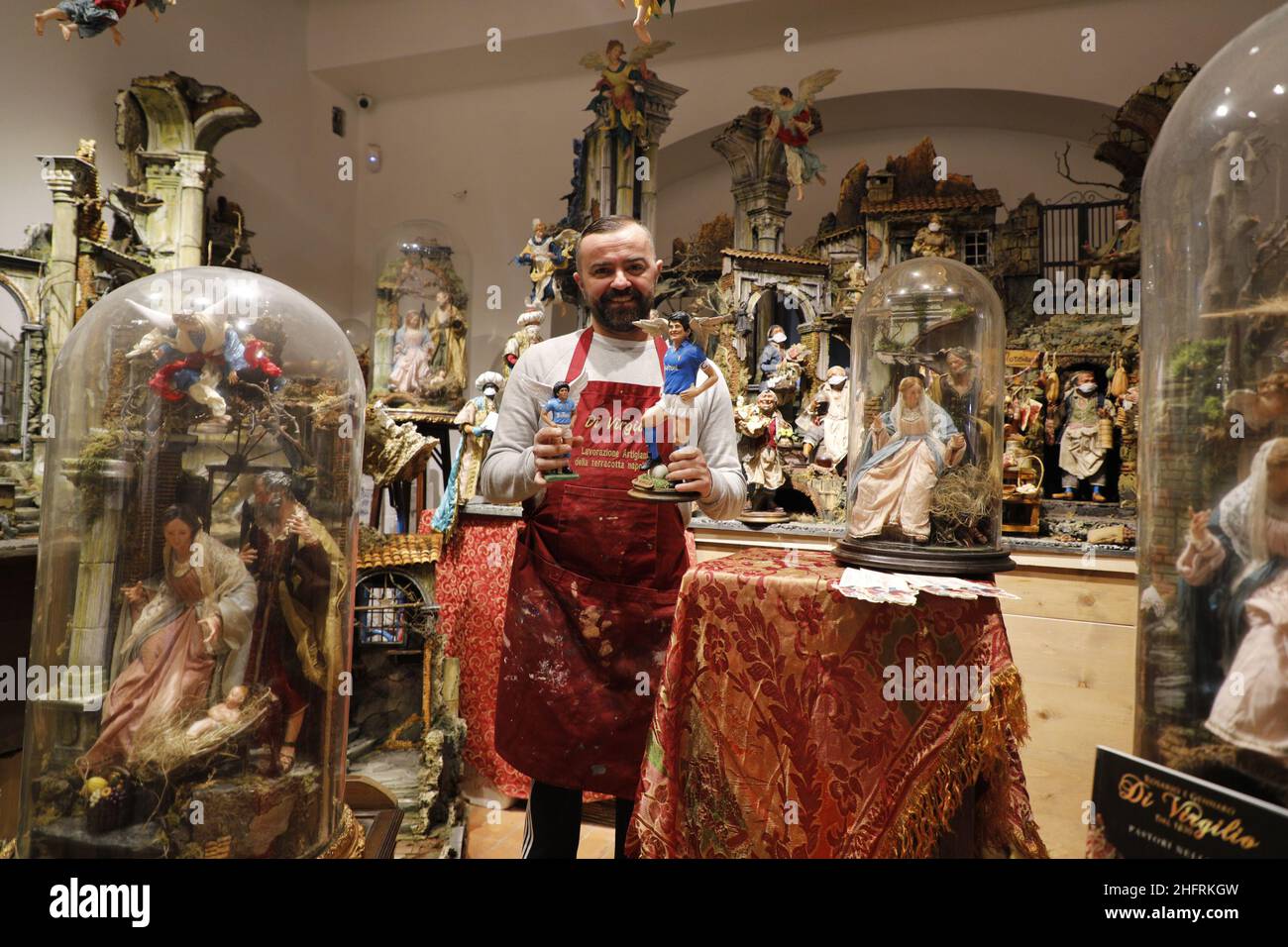 Foto Fabio Sasso/Lapresse 30/11/2020 Napoli - ItaliaCronacaNapoli (San Gregorio Armeno), statuette en terre cuite per il presepe di Maradona e Presidente USA Biden del Maestro Gennaro Di VirgilioNella foto:la statuetta di Diego Armando MaradonaPhoto Fabio Sasso/LaPresse30/11/2020 Naples - ItalieNewsNaples, figurines en terre cuite pour la crèche de Maradona et le président des États-Unis Biden par Maestro Gennaro Di VirgilioIn la photo: Diego Armando Maradona Banque D'Images