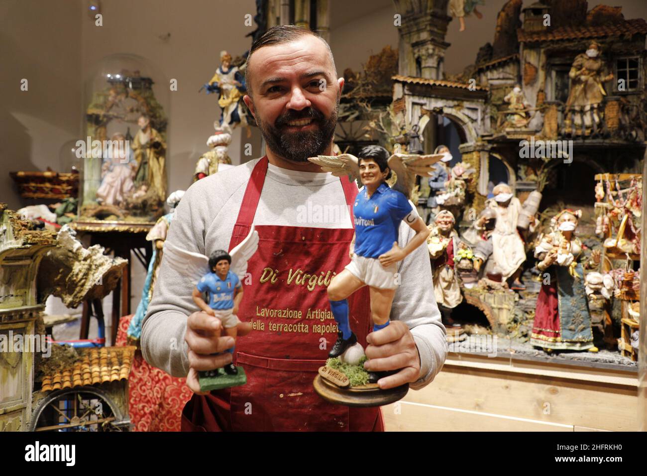 Foto Fabio Sasso/Lapresse 30/11/2020 Napoli - ItaliaCronacaNapoli (San Gregorio Armeno), statuette en terre cuite per il presepe di Maradona e Presidente USA Biden del Maestro Gennaro Di VirgilioNella foto:la statuetta di Diego Armando MaradonaPhoto Fabio Sasso/LaPresse30/11/2020 Naples - ItalieNewsNaples, figurines en terre cuite pour la crèche de Maradona et le président des États-Unis Biden par Maestro Gennaro Di VirgilioIn la photo: Diego Armando Maradona Banque D'Images