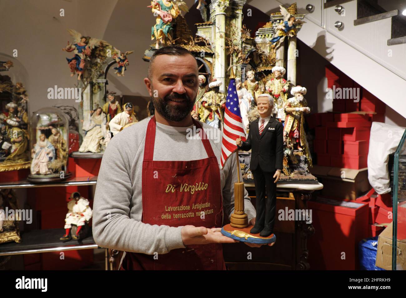 Foto Fabio Sasso/Lapresse 30/11/2020 Napoli - ItaliaCronacaNapoli (San Gregorio Armeno), statuette en terre cuite per il presepe di Maradona e Presidente USA Biden del Maestro Gennaro Di VirgilioNella foto:la statuetta di Joe BidenPhoto Fabio Sasso/LaPresse30/11/2020 Naples - ItalyNewsNaples, figurines en terre cuite pour la crèche de Maradona et le président américain Biden par Maestro Gennaro Di VirgilioIn la photo: Joe Biden Banque D'Images