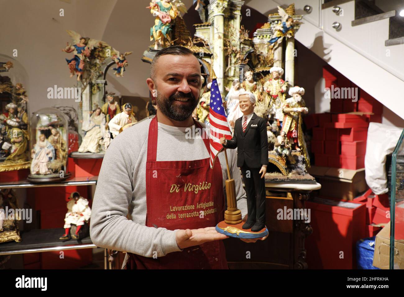 Foto Fabio Sasso/Lapresse 30/11/2020 Napoli - ItaliaCronacaNapoli (San Gregorio Armeno), statuette en terre cuite per il presepe di Maradona e Presidente USA Biden del Maestro Gennaro Di VirgilioNella foto:la statuetta di Joe BidenPhoto Fabio Sasso/LaPresse30/11/2020 Naples - ItalyNewsNaples, figurines en terre cuite pour la crèche de Maradona et le président américain Biden par Maestro Gennaro Di VirgilioIn la photo: Joe Biden Banque D'Images