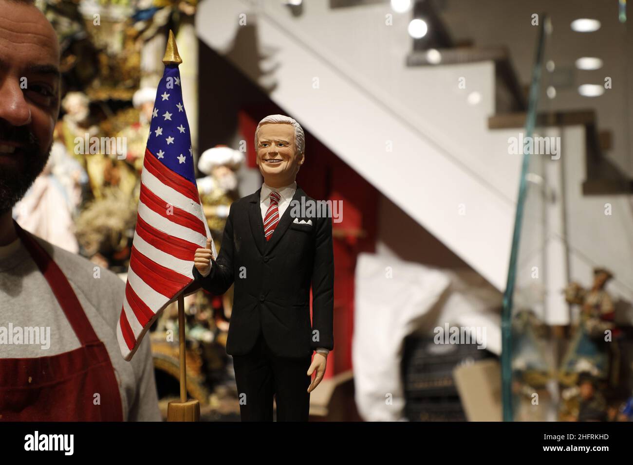 Foto Fabio Sasso/Lapresse 30/11/2020 Napoli - ItaliaCronacaNapoli (San Gregorio Armeno), statuette en terre cuite per il presepe di Maradona e Presidente USA Biden del Maestro Gennaro Di VirgilioNella foto:la statuetta di Joe BidenPhoto Fabio Sasso/LaPresse30/11/2020 Naples - ItalyNewsNaples, figurines en terre cuite pour la crèche de Maradona et le président américain Biden par Maestro Gennaro Di VirgilioIn la photo: Joe Biden Banque D'Images