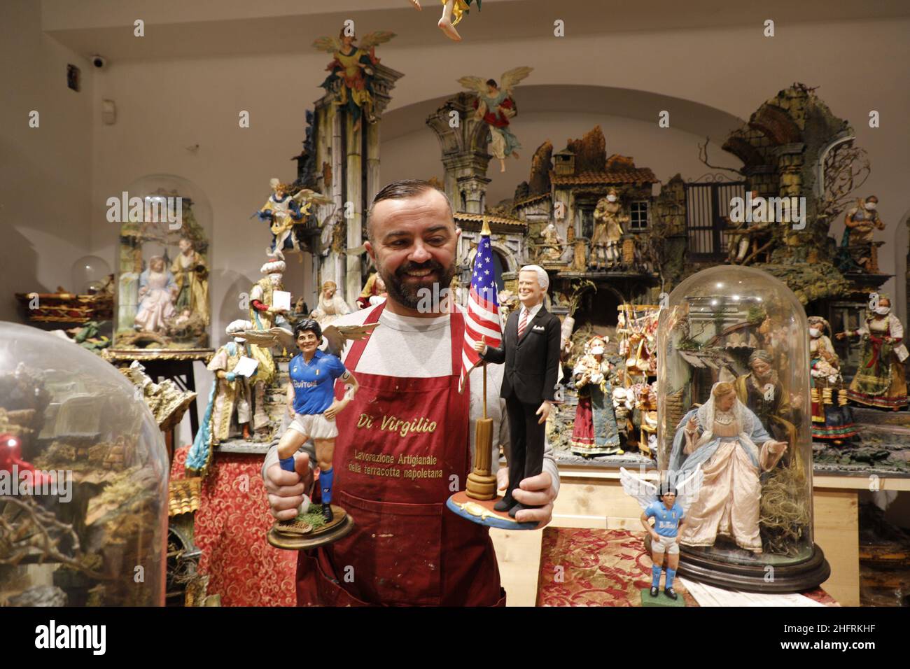 Foto Fabio Sasso/Lapresse 30/11/2020 Napoli - ItaliaCronacaNapoli (San Gregorio Armeno), statuette en terre cuite per il presepe di Maradona e Presidente USA Biden del Maestro Gennaro Di VirgilioNella foto:la statuetta di Diego Armando Maradona e di Joe BidenPhoto Fabio Sasso/LaPresse30/11/2020 Naples - ItalieNewsNaples, figurines en terre cuite pour la crèche de Maradona et le président des États-Unis Biden par Maestro Gennaro Di VirgilioDans la photo: Diego Armando Maradona, Joe Biden Banque D'Images