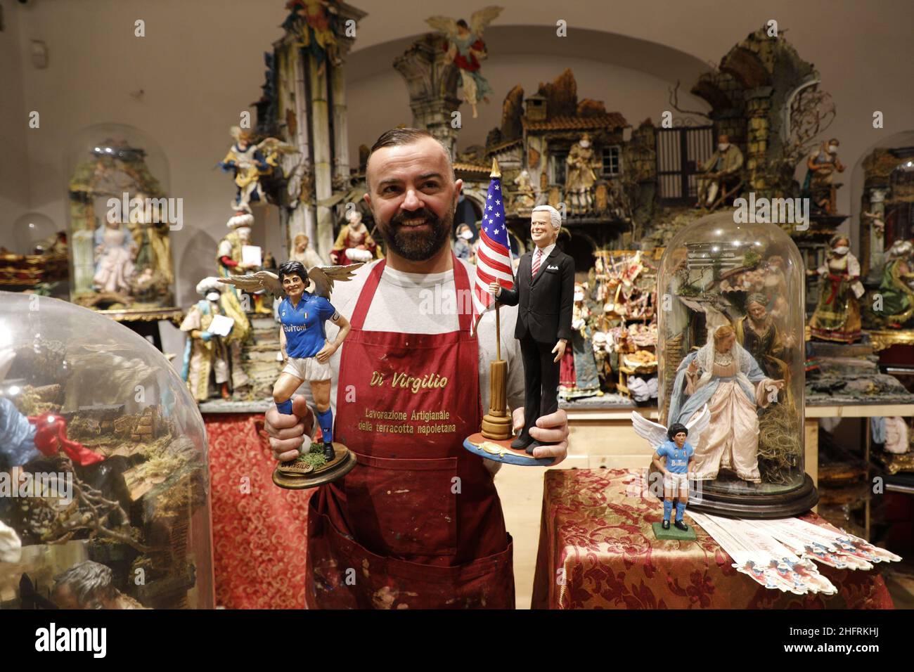 Foto Fabio Sasso/Lapresse 30/11/2020 Napoli - ItaliaCronacaNapoli (San Gregorio Armeno), statuette en terre cuite per il presepe di Maradona e Presidente USA Biden del Maestro Gennaro Di VirgilioNella foto:la statuetta di Diego Armando Maradona e di Joe BidenPhoto Fabio Sasso/LaPresse30/11/2020 Naples - ItalieNewsNaples, figurines en terre cuite pour la crèche de Maradona et le président des États-Unis Biden par Maestro Gennaro Di VirgilioDans la photo: Diego Armando Maradona, Joe Biden Banque D'Images