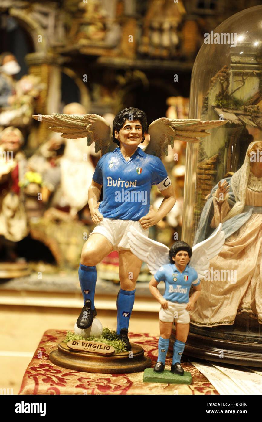 Foto Fabio Sasso/Lapresse 30/11/2020 Napoli - ItaliaCronacaNapoli (San Gregorio Armeno), statuette en terre cuite per il presepe di Maradona e Presidente USA Biden del Maestro Gennaro Di VirgilioNella foto:la statuetta di Diego Armando MaradonaPhoto Fabio Sasso/LaPresse30/11/2020 Naples - ItalieNewsNaples, figurines en terre cuite pour la crèche de Maradona et le président des États-Unis Biden par Maestro Gennaro Di VirgilioIn la photo: Diego Armando Maradona Banque D'Images