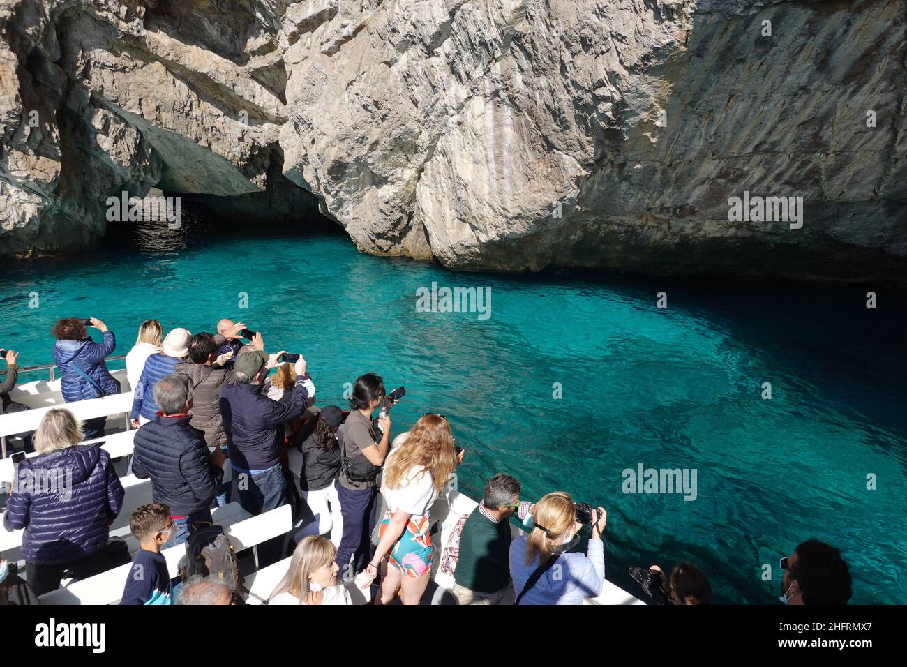 Capri, Italie - octobre 18 2021 : Tourisme Prenez une photo de la célèbre grotte verte avec de l'eau très claire le long de la falaise spectaculaire de Capri dans la baie de Naples i Banque D'Images