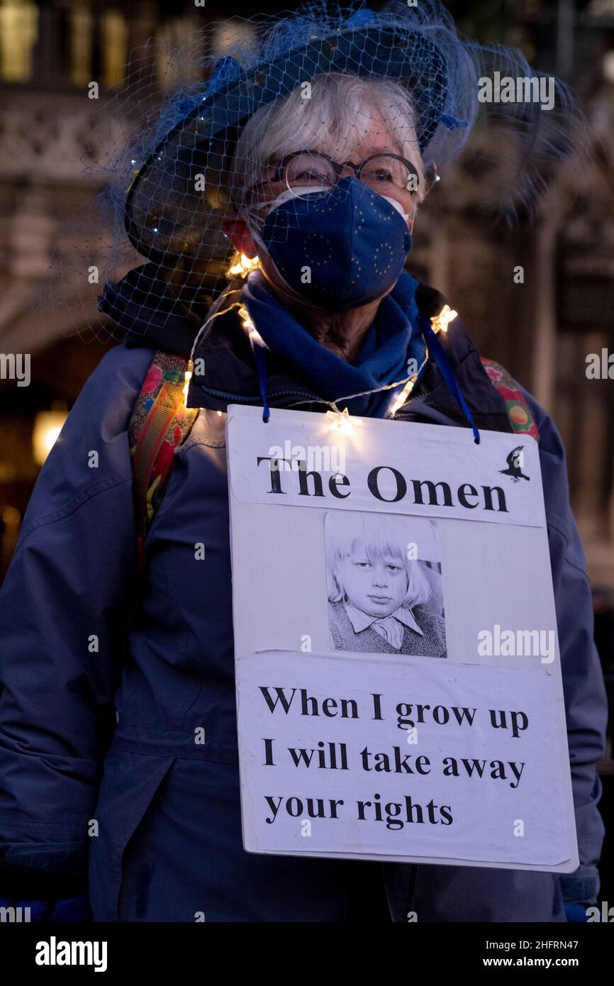 Alors que le projet de loi controversé sur la police et la criminalité atteint sa dernière étape au Parlement, un manifestant portant une parodie Boris Johnson de l'OMEN, se tient en dehors de la Chambre des Lords où la loi proposée est examinée, le 17th janvier 2022, à Westminster, Londres, en Angleterre.Des sections du projet de loi ont été condamnées par des militants des droits de l'homme comme une attaque contre le droit de protestation, les militants faisant valoir que, sans modifications, le droit de protestation pacifique pourrait être restreint par la législation. Banque D'Images