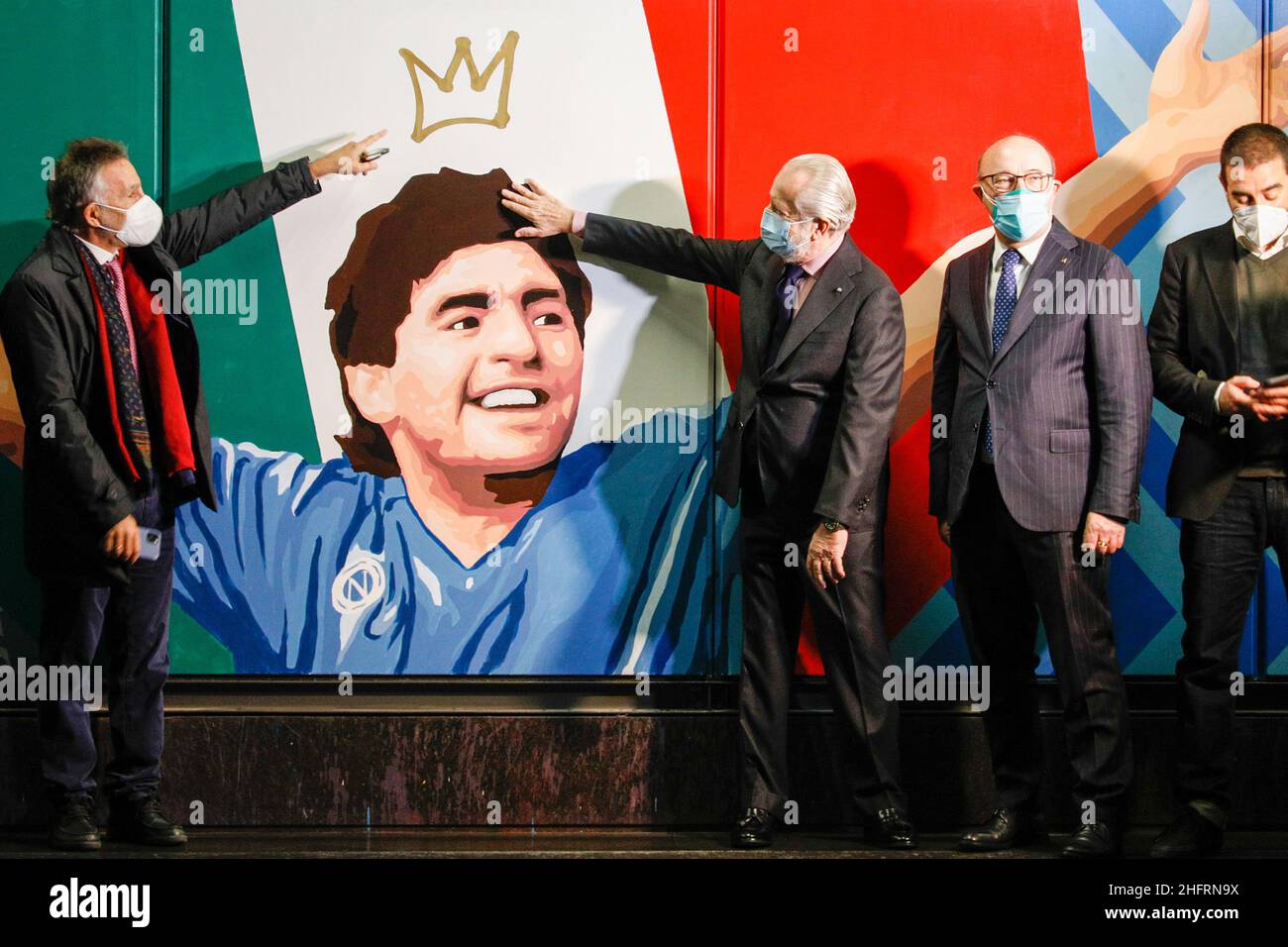 Foto Fabio Sasso/Lapresse 05/12/2020 Napoli, ItaliaCronacaIl presidente della SSC Napoli, Aurelio de Laurentiis ed il giocatore victor Osimhen questa matina hanno inaugure la stazione della Metropolitana EAV di piazzale vecchio intitolandola a Maradona.Nella foto:Aurelio de LaurentiisPhoto Fabio Sasso/Lapresse 05 décembre 2020 Naples, ItalyNewsDiego Maradona obtient la station de métro de Naples aussi nommée en son honneur à la suite de la mort du plus grand joueur du club la semaine dernière Banque D'Images