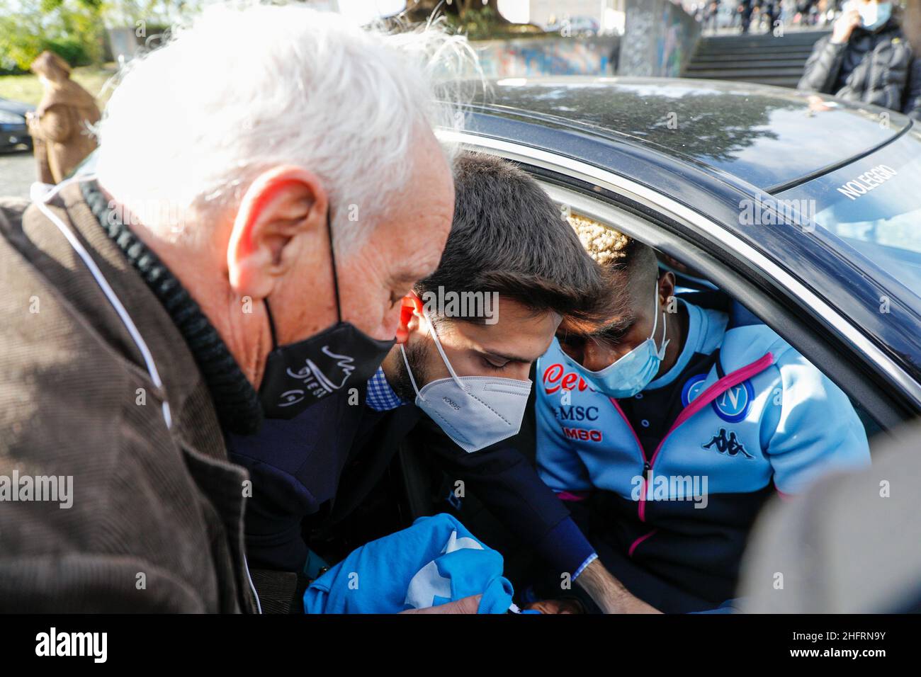 Foto Fabio Sasso/Lapresse 05/12/2020 Napoli, ItaliaCronacaIl presidente della SSC Napoli, Aurelio de Laurentiis ed il giocatore victor Osimhen questa matina hanno inaugure la stazione della Metropolitana EAV di piazzale vecchio intitolandola a Maradona.Nella foto:Victor OsimhenPhoto Fabio Sasso/Lapresse 05 décembre 2020 Naples, ItalyNewsDiego Maradona obtient la station de métro de Naples également nommée en son honneur à la suite de la mort du plus grand joueur du club la semaine dernière Banque D'Images