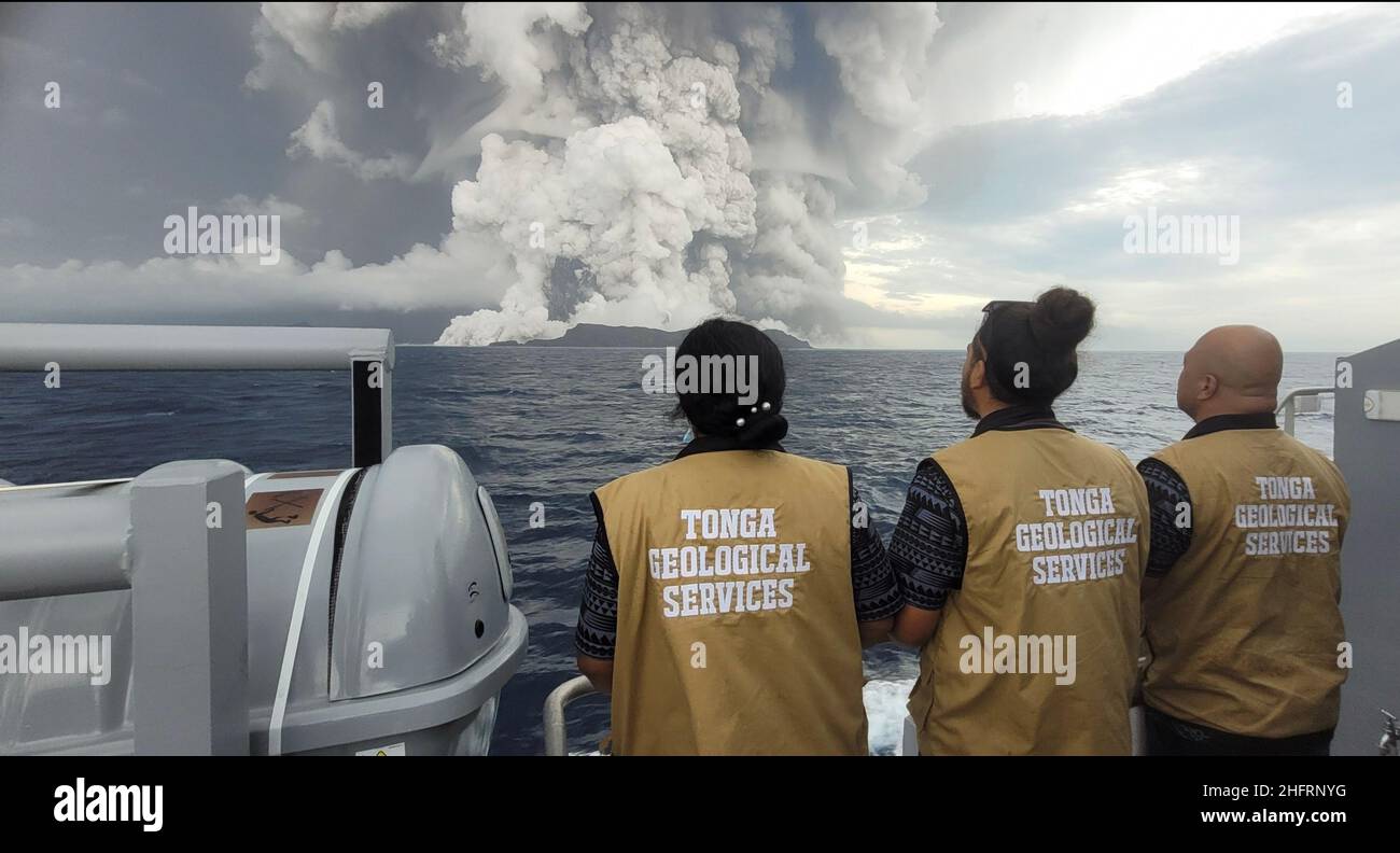 17 janvier 2022, Hunga Ha'apai, Tonga: Un signal de détresse a été détecté dans un groupe isolé d'îles basses de l'archipel des Tonga à la suite de l'éruption volcanique massive et du tsunami de samedi, a déclaré l'ONU, ce qui a particulièrement préoccupé ses habitants.L'île volcanique inhabitée de Hunta-Tonga-Hunta-Ha'apai a disparu après l'explosion, selon des images satellites.DOSSIER IMAGE PRISE DE VUE LE: 13 janvier 2022: Le personnel des Services géologiques des Tonga observe et surveille l'éruption de Hunta Tonga Hunta Ha'apai le 13th janvier à distance de sécurité.L'éruption pictu Banque D'Images