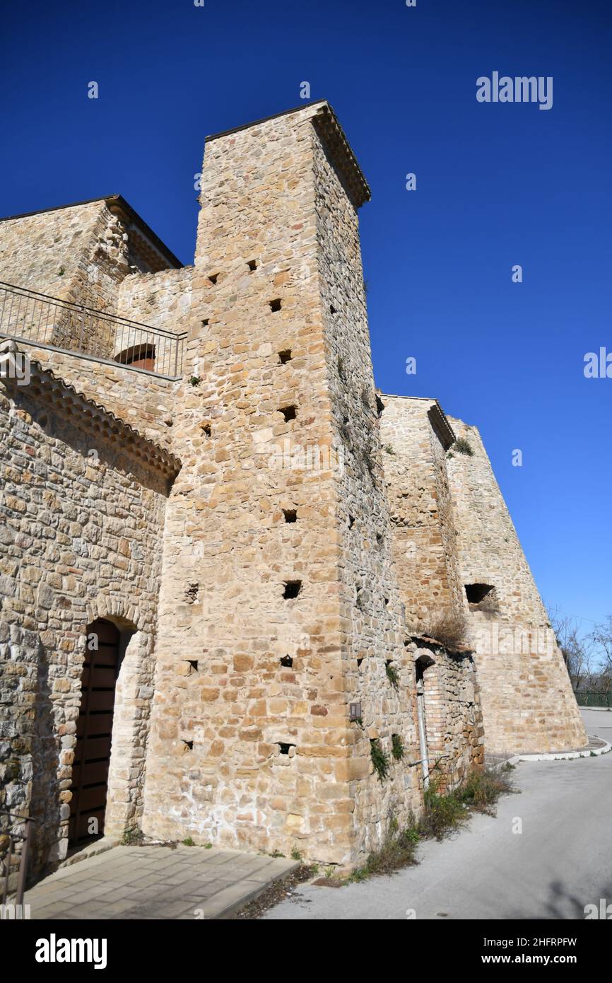 Porte d'entrée dans les murs fortifiés de Montecalvo Irpino, un village médiéval dans les montagnes de la province d'Avellino, Italie. Banque D'Images