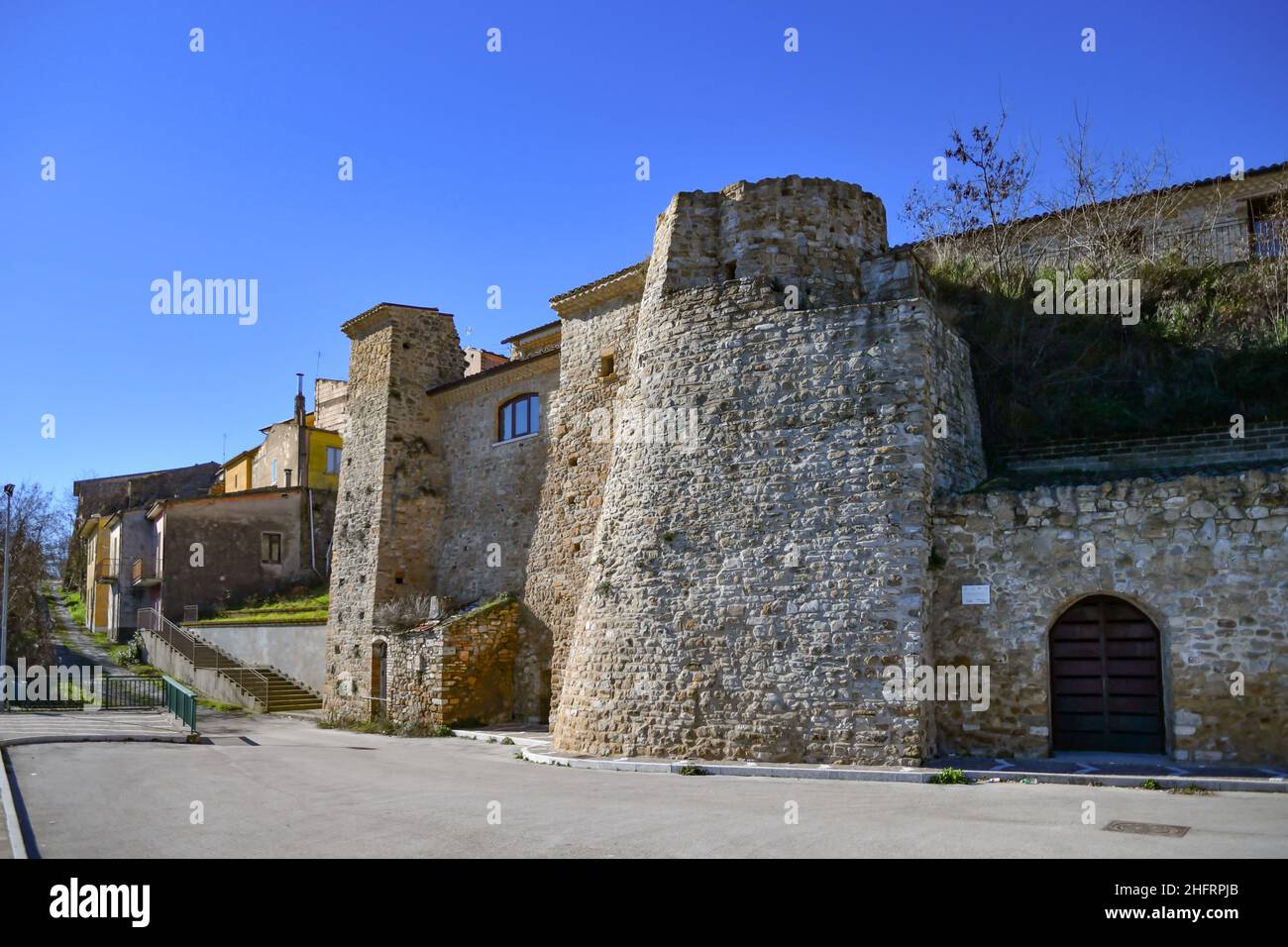 Porte d'entrée dans les murs fortifiés de Montecalvo Irpino, un village médiéval dans les montagnes de la province d'Avellino, Italie. Banque D'Images