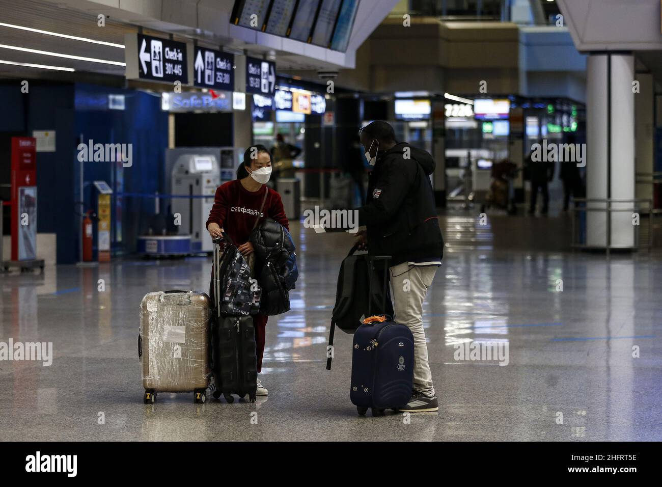 Cecilia Fabiano/Lapresse 09 décembre 2020 Roma (Italie) Actualités: Passagers en transit à l'aéroport Fiumicino dans le pic : passagers avec dispositifs de sécurité Banque D'Images