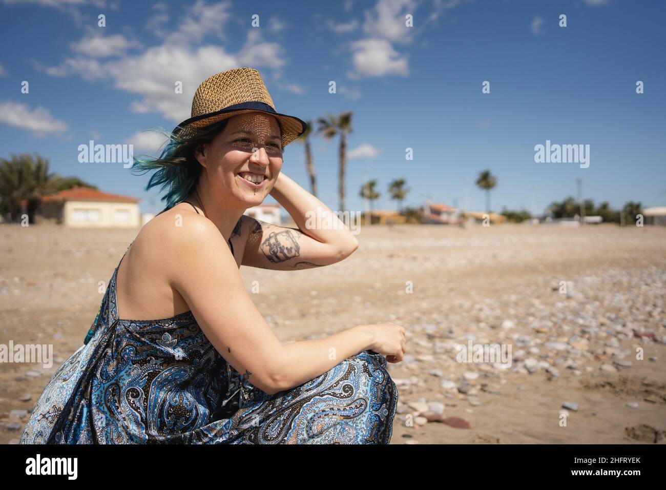 alternative femme appréciant la brise de mer avec son chapeau Banque D'Images