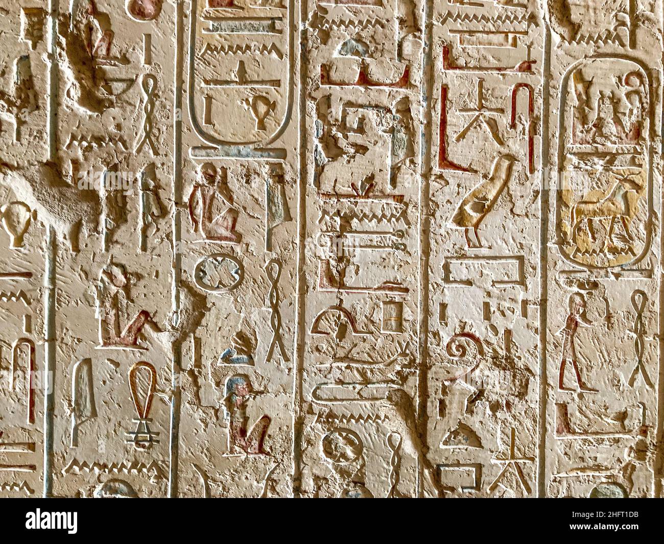 Dessins et hiéroglyphes sur les murs du tombeau de Merenptah dans la vallée des Rois près de Louxor, en Égypte. Banque D'Images