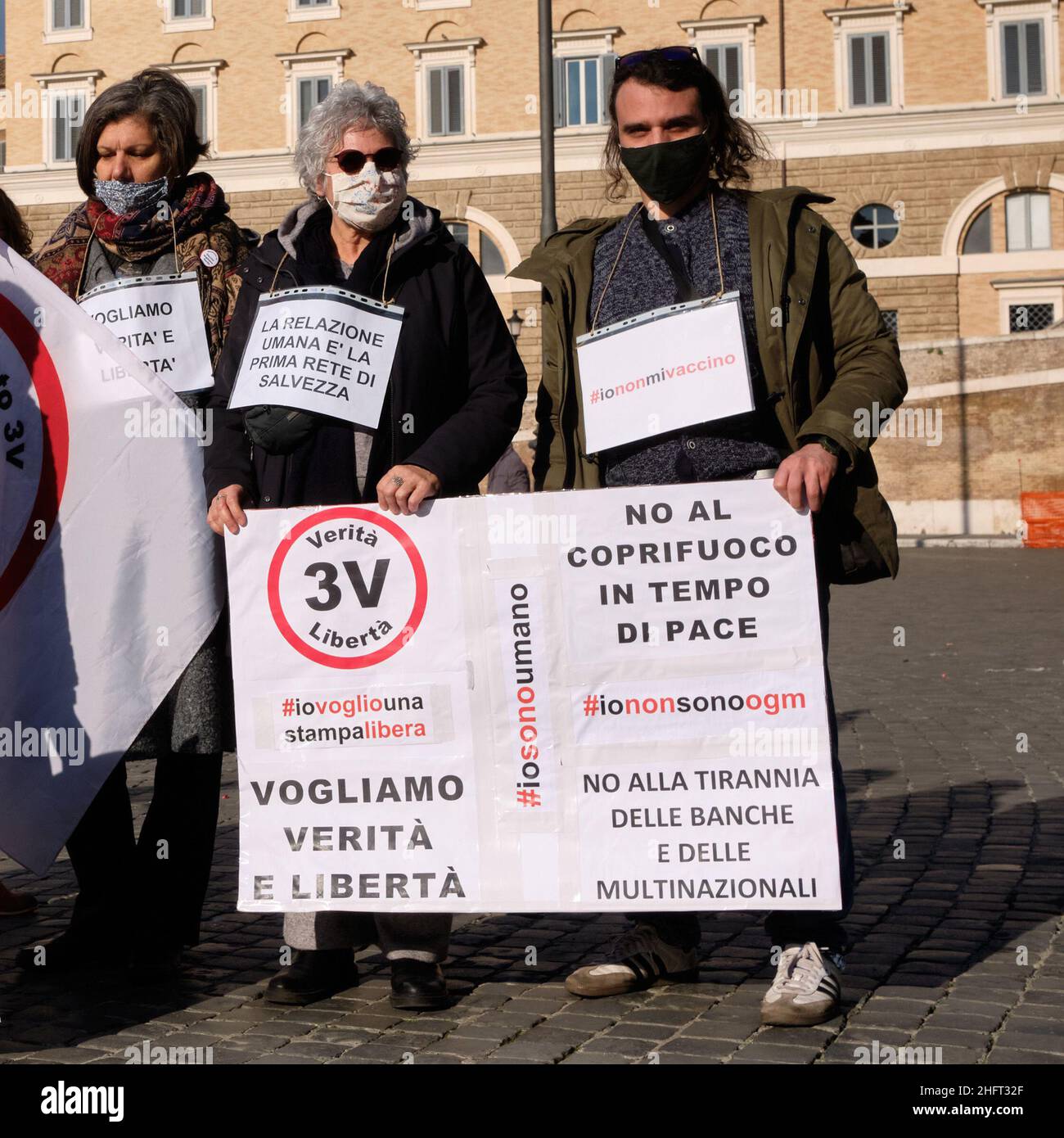 Mauro Scrobogna /Lapresse 20 décembre 2020 et#xA0; Rome, Italie Actualités 3V mouvement Presidium - no vax sur la photo: Piazza del Popolo, un présidium du mouvement de 3V qui demande la vérité sur les vaccins, Covid, Reliance, corruption, propriété de l'argent,Pollution électromagnétique et 5G Banque D'Images