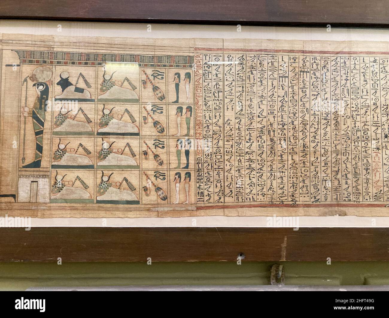 Ancien papyri égyptien, installé dans le Musée des antiquités égyptiennes du Caire. Banque D'Images