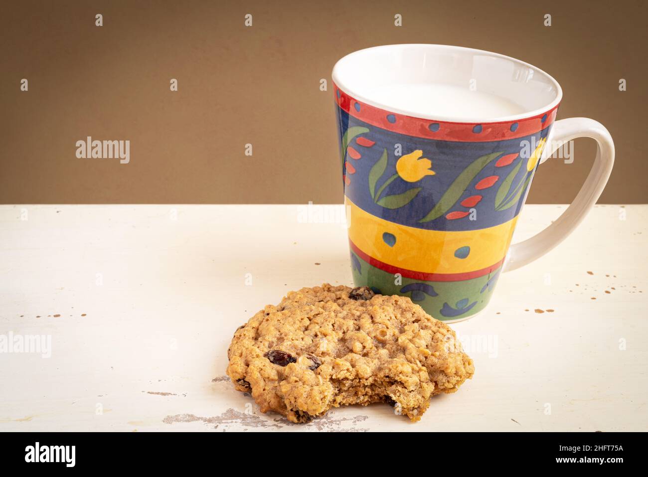 Délicieux petits gâteaux faits maison aux raisins secs de gruau. Banque D'Images