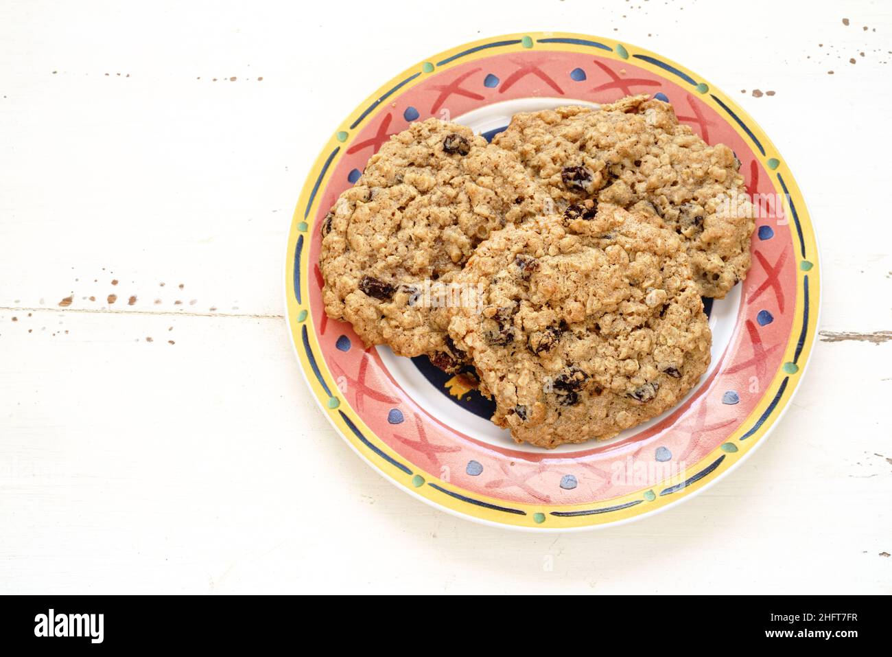 Délicieux petits gâteaux faits maison aux raisins secs de gruau. Banque D'Images