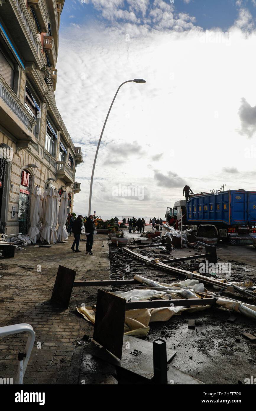 Foto Fabio Sasso/Lapresse 29/12/2020 Napoli - ItaliaCronacaNapoli, violenta mareggiata invade il lungomare: pesanti i danniNella foto: i danniPhoto Fabio Sasso/LaPresse29/12/2020 Naples - ItalyNaples, violente tempête de mer envahit le front de mer: Lourde damageDans la photo: Les dégâts Banque D'Images