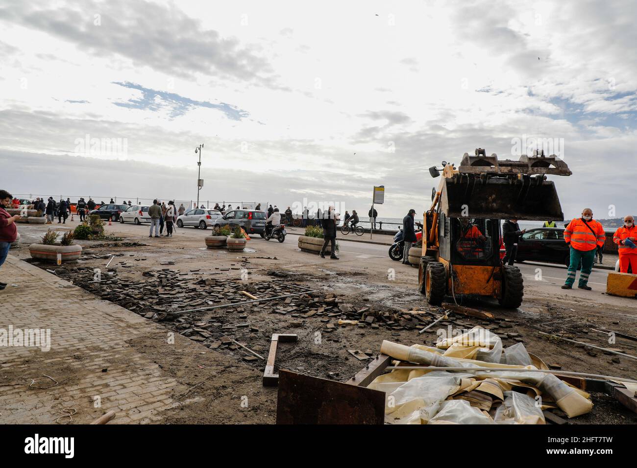 Foto Fabio Sasso/Lapresse 29/12/2020 Napoli - ItaliaCronacaNapoli, violenta mareggiata invade il lungomare: pesanti i danniNella foto: i danniPhoto Fabio Sasso/LaPresse29/12/2020 Naples - ItalyNaples, violente tempête de mer envahit le front de mer: Lourde damageDans la photo: Les dégâts Banque D'Images