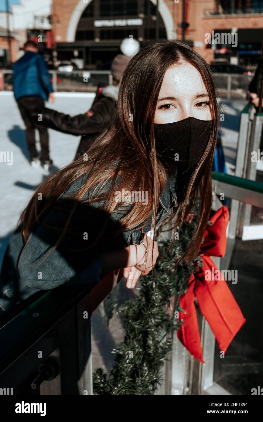 Une jeune fille se reposant sur la patinoire Banque D'Images