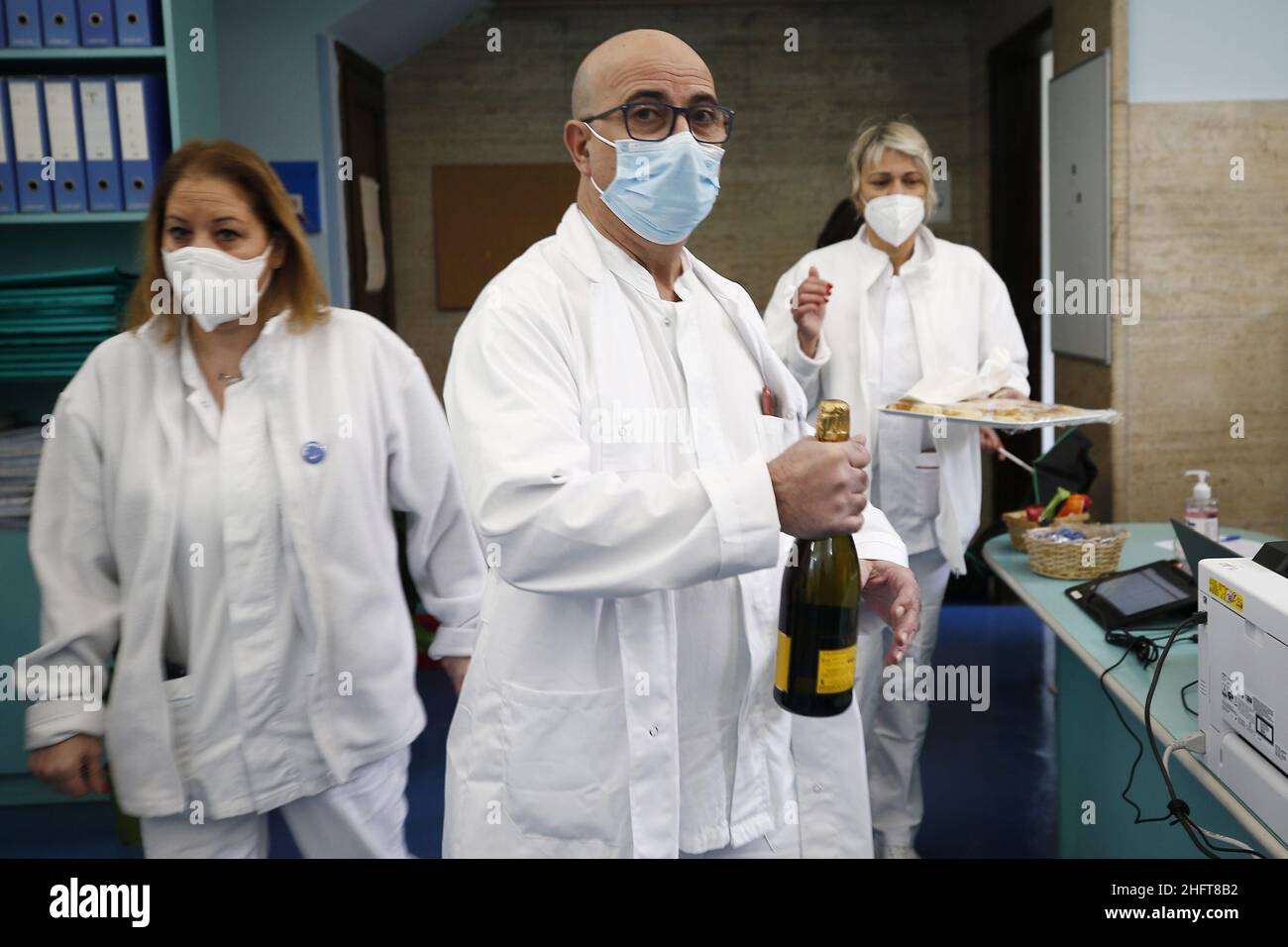 Cecilia Fabiano/Lapresse 01 janvier 2021 Roma (Italie) Actualités: Premier jour de l'année veille don&#x2019;t stop à la campagne de vaccination dans le pic : le personnel médical faisant un toast au centre de vaccination de l'hôpital Santo Spirito Banque D'Images