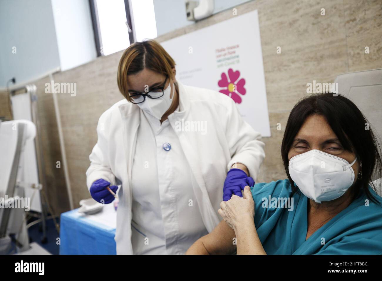 Cecilia Fabiano/Lapresse 01 janvier 2021 Roma (Italie) Actualités: Premier jour de l'année veille don&#x2019;t stop à la campagne de vaccination dans le pic : le personnel médical faisant un toast au centre de vaccination de l'hôpital Santo Spirito Banque D'Images