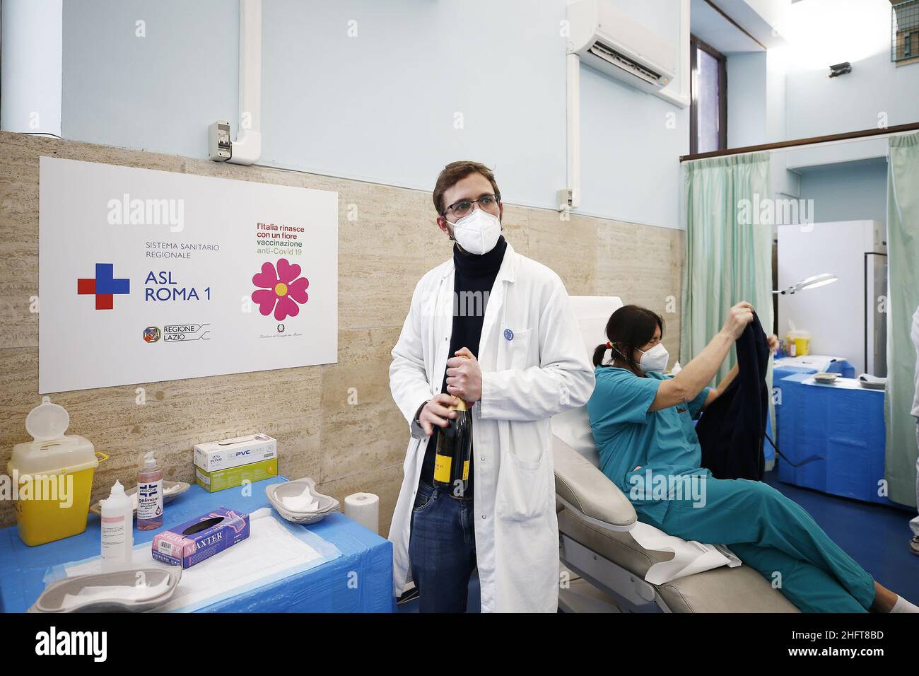 Cecilia Fabiano/Lapresse 01 janvier 2021 Roma (Italie) Actualités: Premier jour de l'année veille don&#x2019;t stop à la campagne de vaccination dans le pic : le personnel médical faisant un toast au centre de vaccination de l'hôpital Santo Spirito Banque D'Images