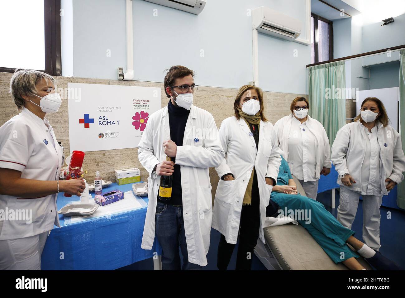 Cecilia Fabiano/Lapresse 01 janvier 2021 Roma (Italie) Actualités: Premier jour de l'année veille don&#x2019;t stop à la campagne de vaccination dans le pic : le personnel médical faisant un toast au centre de vaccination de l'hôpital Santo Spirito Banque D'Images