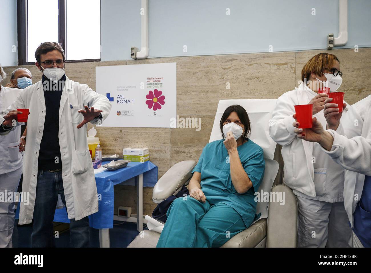 Cecilia Fabiano/Lapresse 01 janvier 2021 Roma (Italie) Actualités: Premier jour de l'année veille don&#x2019;t stop à la campagne de vaccination dans le pic : le personnel médical faisant un toast au centre de vaccination de l'hôpital Santo Spirito Banque D'Images