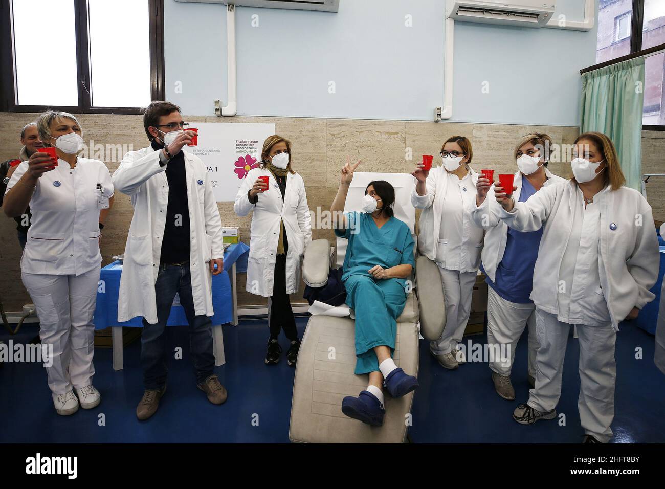 Cecilia Fabiano/Lapresse 01 janvier 2021 Roma (Italie) Actualités: Premier jour de l'année veille don&#x2019;t stop à la campagne de vaccination dans le pic : le personnel médical faisant un toast au centre de vaccination de l'hôpital Santo Spirito Banque D'Images